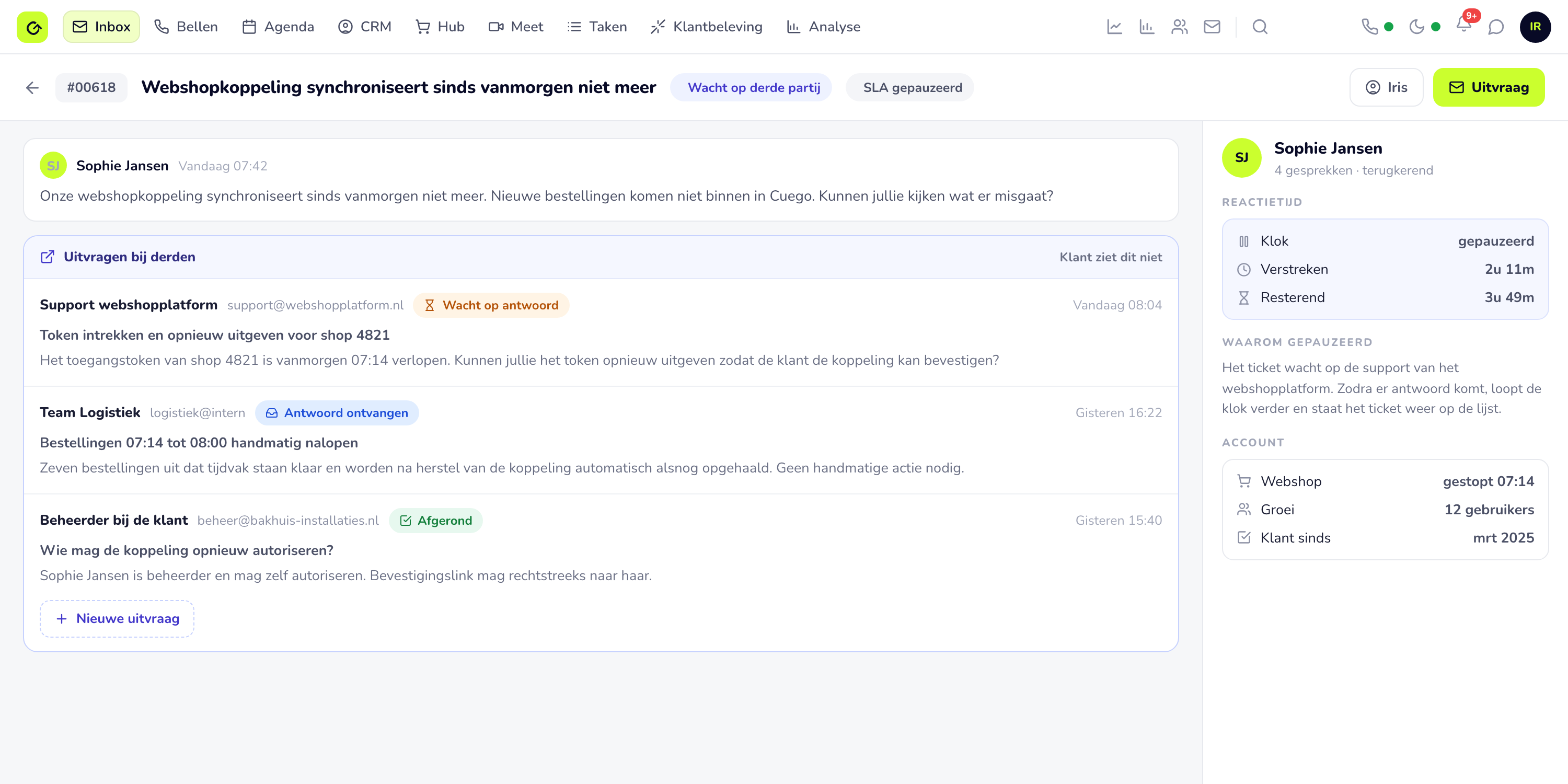 Een uitvraag in Cuego: aparte mails naar leverancier en collega onder hetzelfde ticket, met de reactietijd gepauzeerd